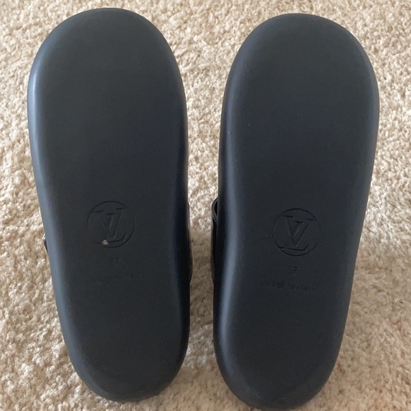 Louis Vuitton - Picture 2 of 2